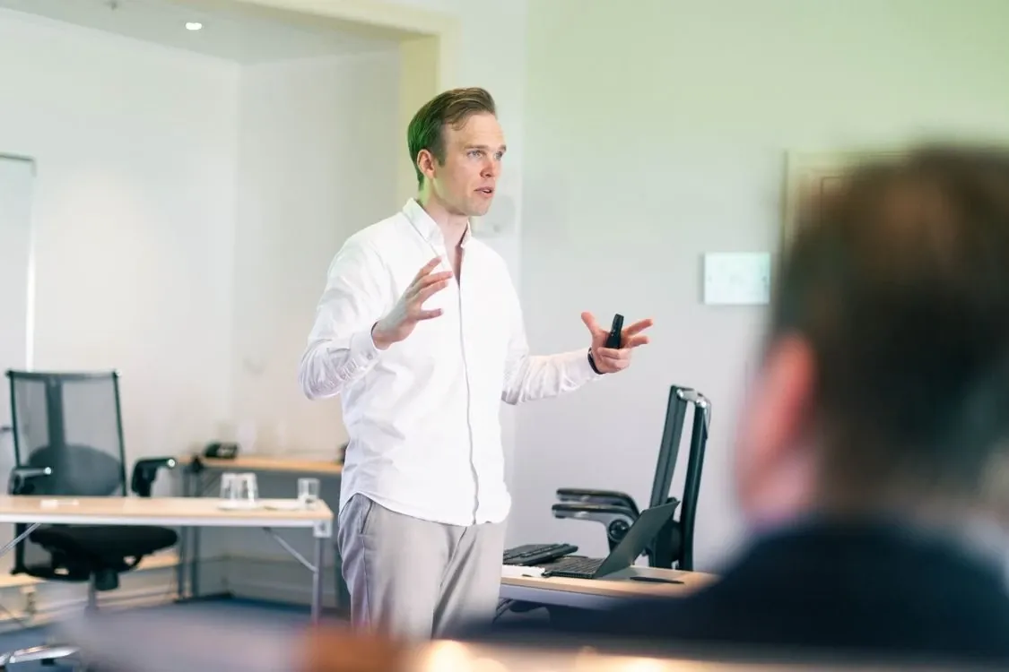 Joel W. Berge: Workshop: KI for toppledere, Apriil
